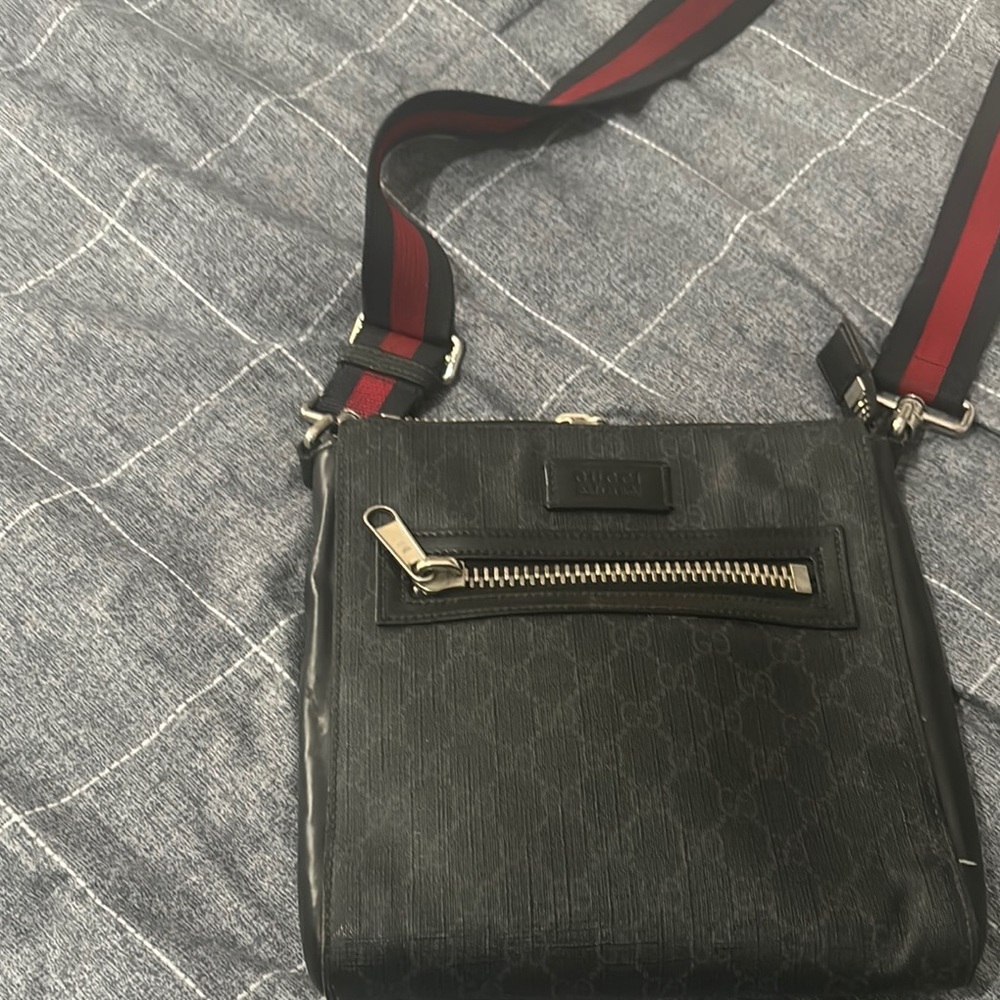 Gucci Black Messenger Bag with Sleek Design